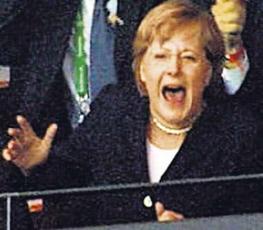 Merkel-Jubel bei Fussball-Spiel